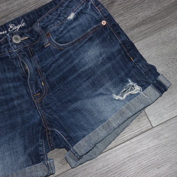 American Eagle Mid-Rise Distressed Denim Shorts-Medium Wash-Size 6-GUC - Picture 3 of 5